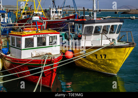 Bateaux de pêche dans le port de Portmagee, comté de Kerry, Irlande Banque D'Images