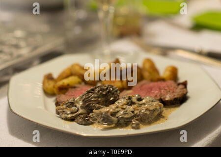 Filet de boeuf, pommes de terre ratte et morilles pour diner de noël. Spécialité française fête de célébration de Noël. Banque D'Images