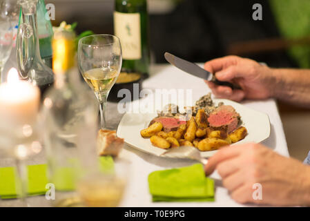 Filet de boeuf, pommes de terre ratte et morilles pour diner de noël. Spécialité française fête de célébration de Noël. Banque D'Images