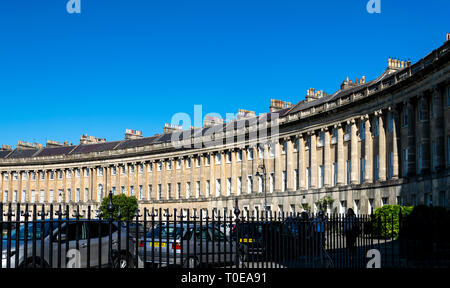 Les touristes profiter de l'automne au soleil Royal Crescent, Bath, Angleterre Banque D'Images