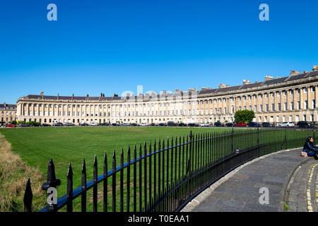 Les touristes profiter de l'automne au soleil Royal Crescent, Bath, Angleterre Banque D'Images