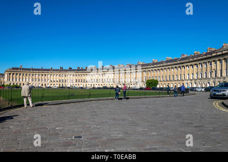 Les touristes profiter de l'automne au soleil Royal Crescent, Bath, Angleterre Banque D'Images