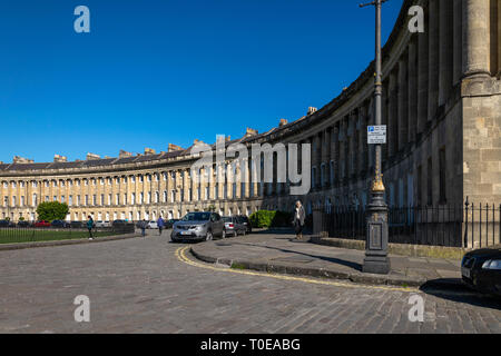 Les touristes profiter de l'automne au soleil Royal Crescent, Bath, Angleterre Banque D'Images