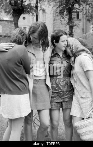 Fans à l'extérieur de l'église paroissiale de la paroisse de Cheltenham, où ils se sont réunis pour le service funèbre de Brian Jones, ancien guitariste avec les Rolling Stones. Banque D'Images