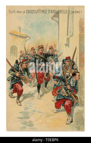 Historique carte postale française publicité chromolithographic : officier mène un soldat avec des fusils d'infanterie à travers les rues de la ville, rue de l'ennemi Banque D'Images