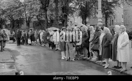 Rolling Stones fans à l'extérieur de la Paroisse l'église paroissiale de Cheltenham, où ils se sont réunis pour le service funèbre de Brian Jones, ancien guitariste avec les Rolling Stones. Banque D'Images