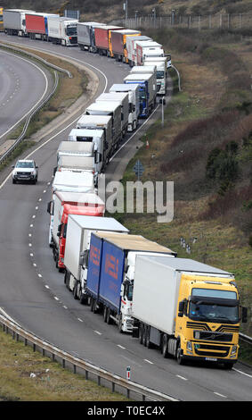 File d'attente des camions sur l'A20 pour entrer dans le Port de Douvres, dans le Kent, comme les agents des douanes français continuent leur travail à l'article action industrielle pour protester contre rémunération et montrer l'effet Brexit aura sur les passagers transmanche. Banque D'Images