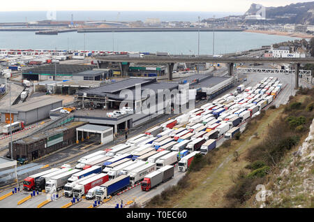 Camions queue pour entrer dans le Port de Douvres, dans le Kent, comme les agents des douanes français continuent leur travail à l'article action industrielle pour protester contre rémunération et montrer l'effet Brexit aura sur les passagers transmanche. Banque D'Images