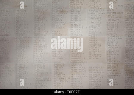 Les noms de 72 000 soldats et des forces alliées qui sont morts dans la Somme, qui n'ont pas de tombe, inscrit dans du calcaire à Theipval Memorial. Banque D'Images