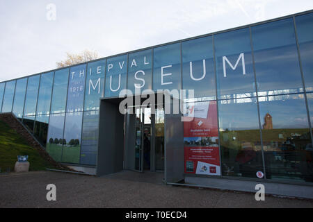 Le Centre d'accueil de Thiepval, construit en 2004, intègre le Musée de Thiepval. Le musée a ouvert ses portes en juin 2016 pour marquer le centenaire de la bataille de la Somme. Banque D'Images