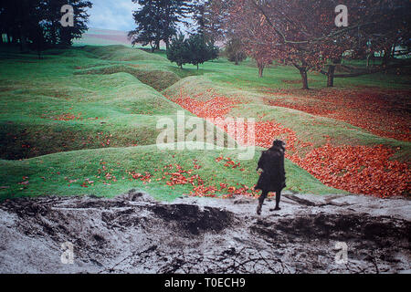 Image composite d'un soldat traversant le champ de bataille moderne combinée avec une scène de jour des tranchées de la première guerre mondiale 1 Banque D'Images