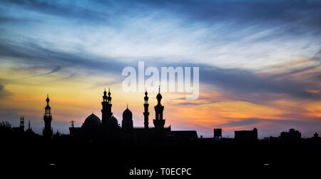 Coucher du soleil au Caire du parc Al Azhar, dans l'arrière-plan les deux minaret de la mosquée Al-Rifa'i et Sultan Hassan au Caire Egypte Banque D'Images