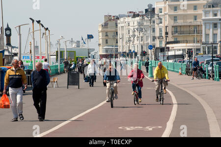 Les cyclistes à vélo sur une voie cyclable à Brighton, Sussex, Angleterre. Banque D'Images