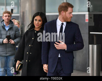 Le duc et la duchesse de Sussex de quitter la Nouvelle-Zélande House à Londres, où ils ont signé le livre de condoléances pour les victimes de l'attaque de deux mosquées à Christchurch, en Nouvelle-Zélande, au nom de la famille royale. Banque D'Images