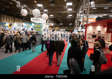 Un déménagement foule et voir des gens qui se rassemblent à l'exposition de photographie 2019 au parc des expositions NEC de Birmingham. Banque D'Images