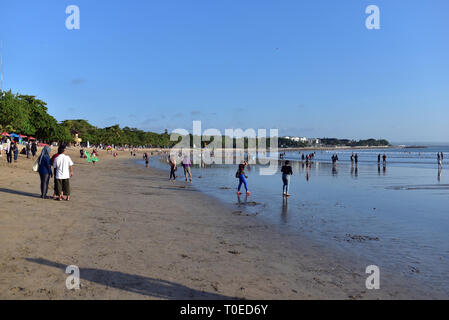 BALI - INDONÉSIE / 06.03.208 : Les gens qui marchent sur la plage de Kuta pendant le coucher du soleil et la marée basse, l'île de Bali, Indonésie Banque D'Images