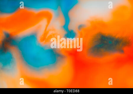 Mélange d'aquarelle dans le lait, les macro couleur abstrait. Gouttes d'eau, gouttes d'huile, gouttes de lait, en gouttes de peinture de couleur bleu et rouge Banque D'Images