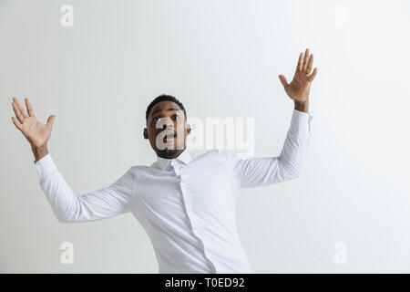 Portrait de jeunes excités African American male crier sous le choc et la stupéfaction. Hipster noir surpris à impressionné, n'arrive pas à croire que sa propre chance et succès Banque D'Images