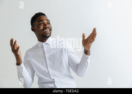 Portrait de jeunes excités African American male crier sous le choc et la stupéfaction. Hipster noir surpris à impressionné, n'arrive pas à croire que sa propre chance et succès Banque D'Images