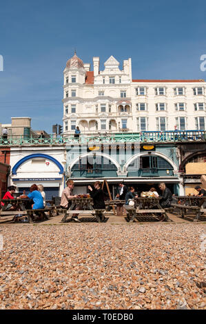 Les gens assis à l'extérieur de la fortune de la guerre sur le front de mer de Brighton, Sussex, Angleterre. Banque D'Images