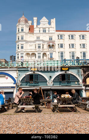 Les gens assis à l'extérieur de la fortune de la guerre sur le front de mer de Brighton, Sussex, Angleterre. Banque D'Images