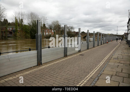 Les défenses contre les inondations érigée sur la rivière Severn à Bewdley, Worcestershire, Angleterre, Royaume-Uni. Banque D'Images