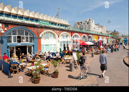 Boutiques et cafés sur la promenade du front de mer de Brighton, Sussex, Angleterre. Banque D'Images
