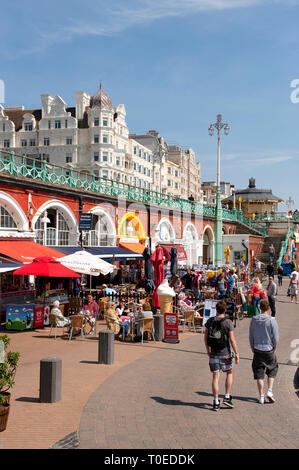 Boutiques et cafés sur la promenade du front de mer de Brighton, Sussex, Angleterre. Banque D'Images