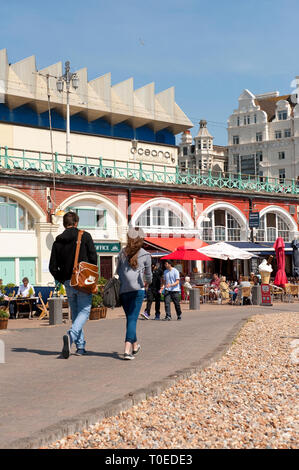 Boutiques et cafés sur la promenade du front de mer de Brighton, Sussex, Angleterre. Banque D'Images