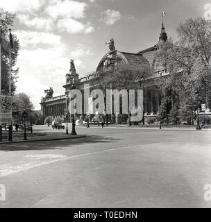 Années 1950, Paris, France, au large des Champs-Elysées à la Place Clemenceau, ce tableau historique par J Allan Paiement montre l'extérieur de l'art museum, le magnifique Grand Palais, construit pour l'Exposition Universelle de 1900. Banque D'Images