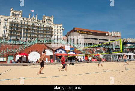 Les gens à jouer au volleyball de plage dans la ville balnéaire de Brighton, Sussex, Angleterre. Banque D'Images