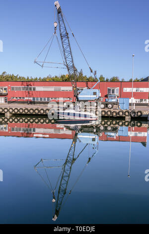 Liftin Blue Crane pour bateaux de l'eau Banque D'Images