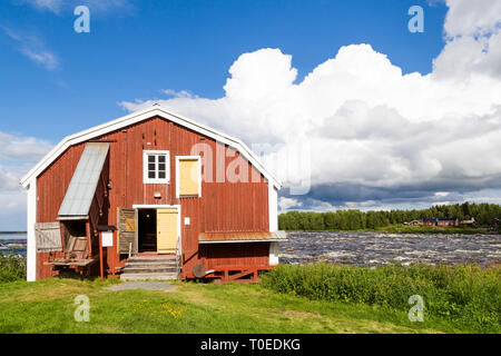 Cabane de pêcheur le long de la rivière Tornionjoki à la frontière de la Suède et Finlands Banque D'Images