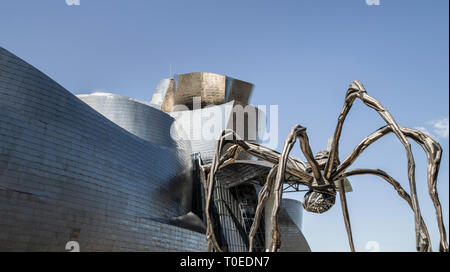 Sculpture araignée 'maman' par Louise Bourgeois à l'extérieur du musée Guggenheim à Bilbao, en Espagne.