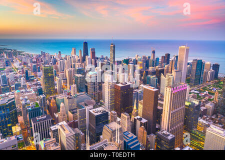 Chicago, Illinois USA aerial skyline vers le lac Michigan juste après le coucher du soleil. Banque D'Images