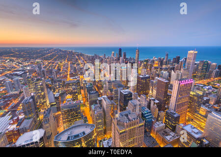 Chicago, Illinois USA aerial skyline vers le lac Michigan juste après le coucher du soleil. Banque D'Images