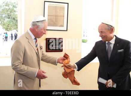 Le Prince de Galles dévoile une plaque lors de sa visite à l'Nidhe Israel synagogue, Bridgetown, Barbade, alors qu'il continue sa tournée dans les Caraïbes. Banque D'Images