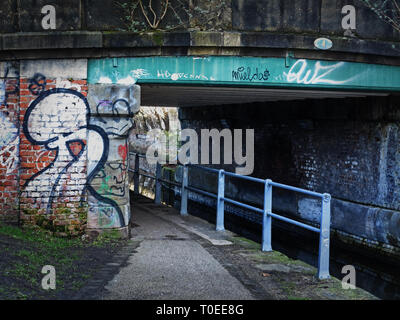 Un vieux pont-canal, couverts de graffitis, sur le Canal, Manchester Ashton Banque D'Images