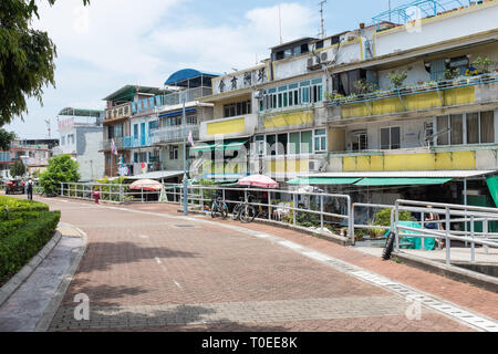 Bâtiments résidentiels colorés sur la petite île de Hong Kong de Peng Chau Banque D'Images