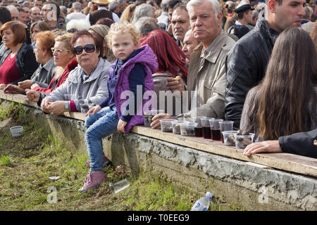 Les gens qui attendent derrière un mur pour être servi avec des châtaignes grillées à l'assemblée annuelle du village de Livadi chesten torréfaction écrou festival. La Thessalie, Grèce Banque D'Images