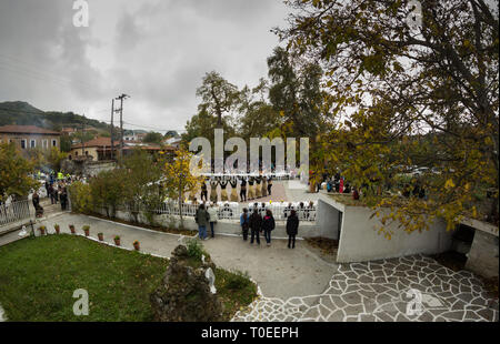 Vue large de Livadi comté encombré de square et du rendement au cours de groupes de danse vu loin. Livadi, Thessalonique, Thessalie, Grèce Banque D'Images