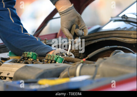 Voiture gpl injecteurs dans vieille voiture sale et poussiéreux moteur est sous service Banque D'Images