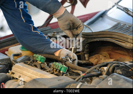 Voiture gpl injecteurs dans vieille voiture sale et poussiéreux moteur est sous service Banque D'Images