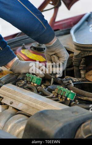 Voiture gpl injecteurs dans vieille voiture sale et poussiéreux moteur est sous service Banque D'Images