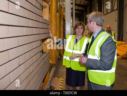 Le vice-premier ministre Nicola Sturgeon visites Campbell Construction Group (GCC) dans l'est de Glasgow fin. La société emploie des travailleurs locaux dans la constru Banque D'Images