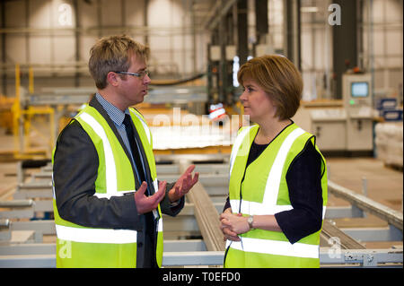 Le vice-premier ministre Nicola Sturgeon visites Campbell Construction Group (GCC) dans l'est de Glasgow fin. La société emploie des travailleurs locaux dans la constru Banque D'Images