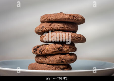 Pile de homebaked cookies aux pépites de chocolat sur une plaque Banque D'Images