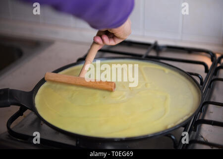 Faire des crêpes crêpes minces Banque D'Images