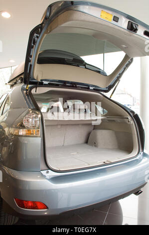 Un tronc, boot en une voiture Lexus Lexus exposé dans un showroom Banque D'Images