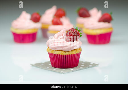 Délicieux cupcake fraise rose avec une fraise. Cupcakes et rose cerise avec une fraise sur le dessus Banque D'Images